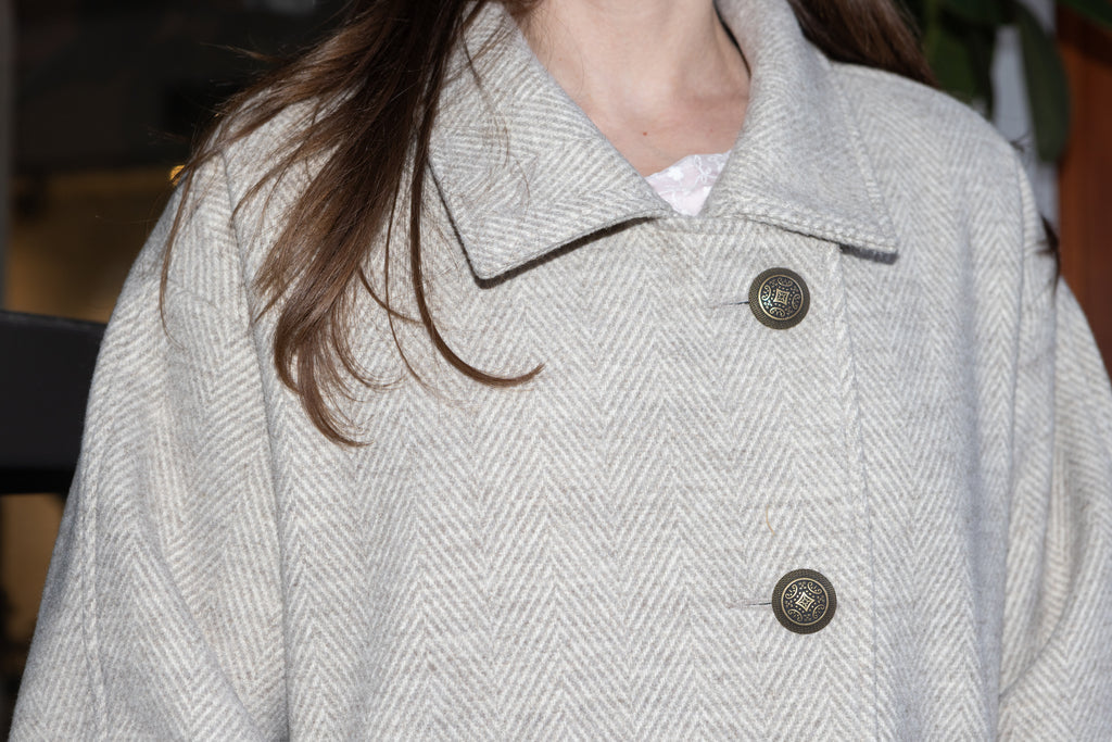 Convertible Collar Coat – wool herringbone fabric detail, collar and button close-up, structured neckline, FW25-26 Julia Valas