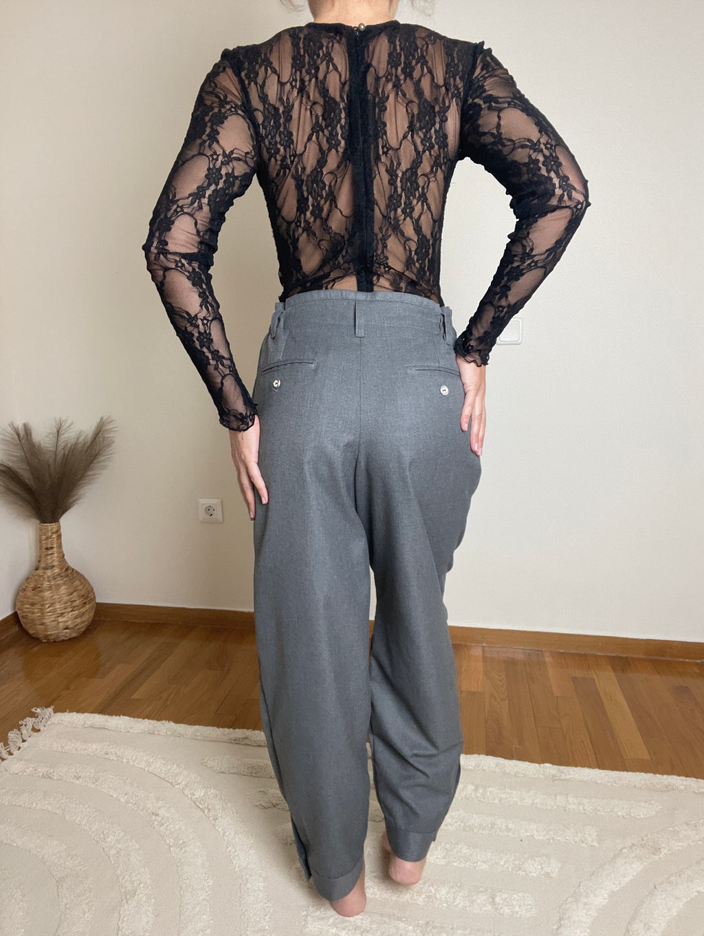 Grey tailored pleated trousers back view with relaxed fit, Julia Valas