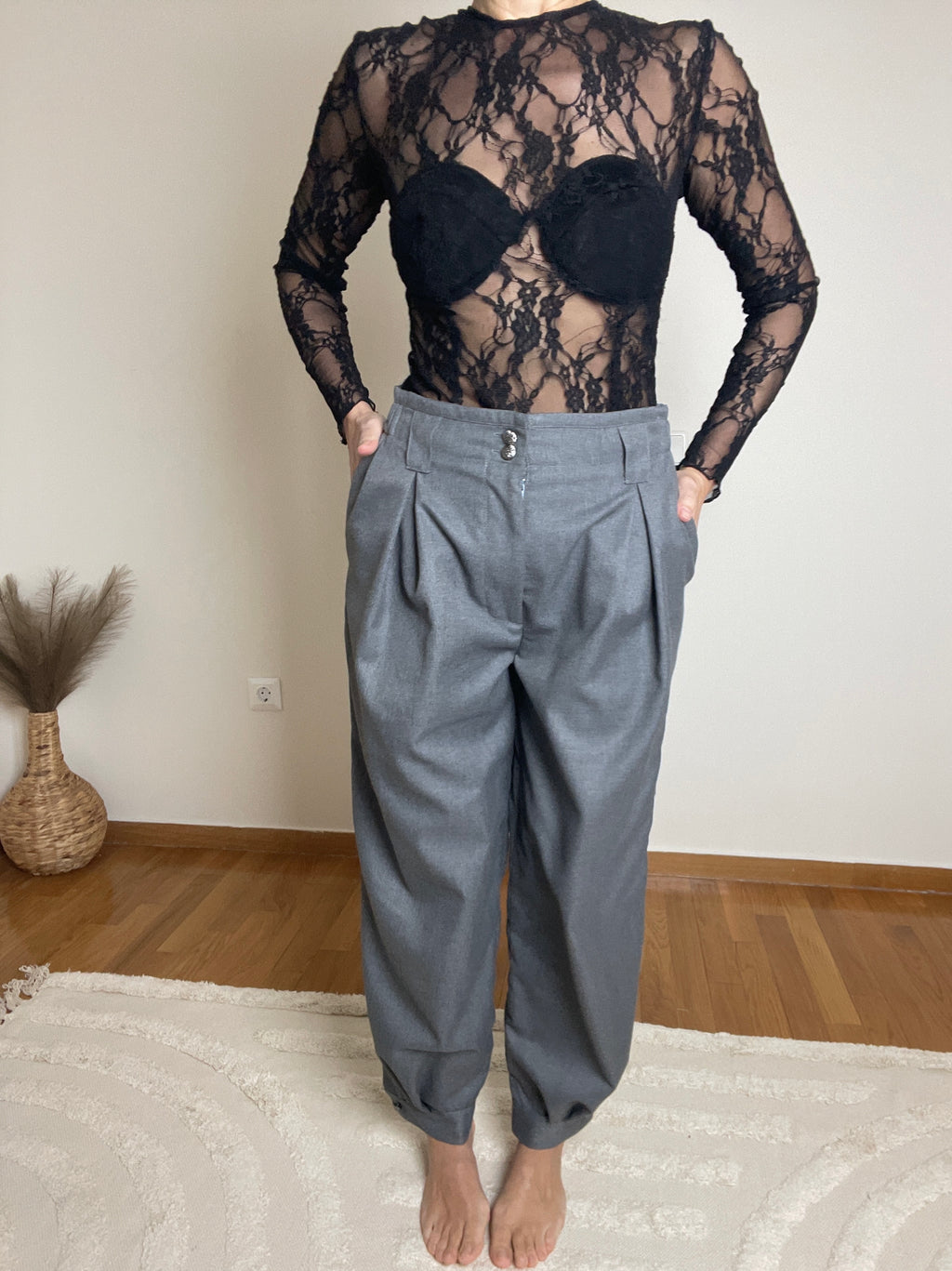 Grey tailored pleated trousers front view with relaxed fit and front pleats, Julia Valas