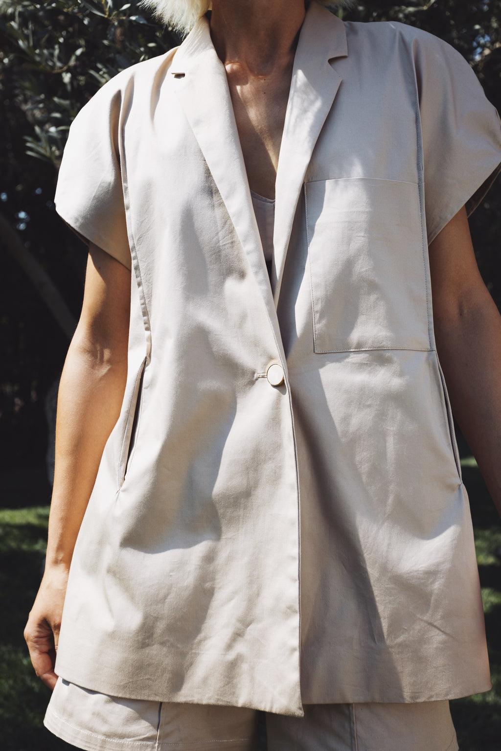 Detail of oversized cotton Halo blazer with short voluminous sleeves and chest pocket