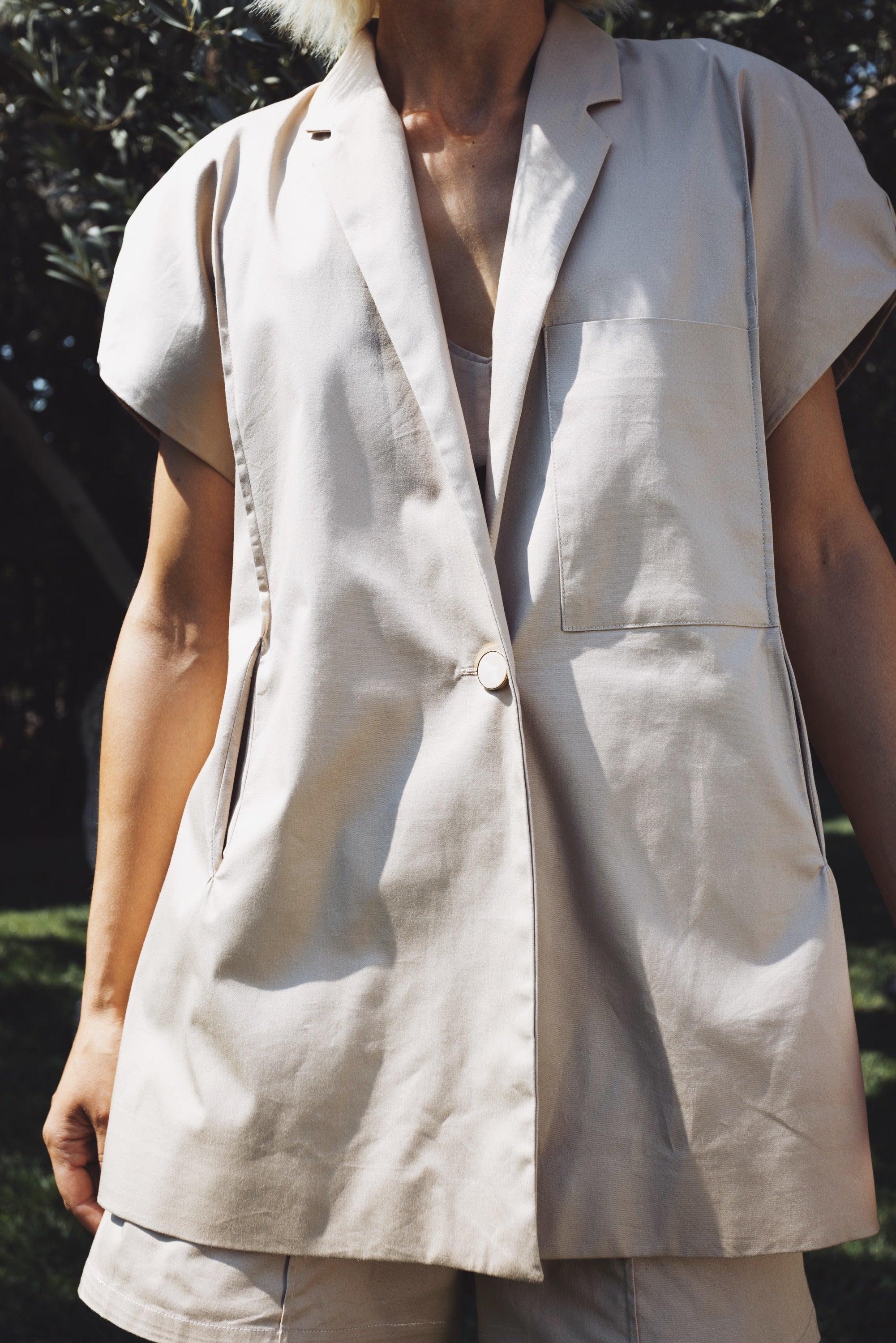 Detail of oversized cotton Halo blazer with short voluminous sleeves and chest pocket