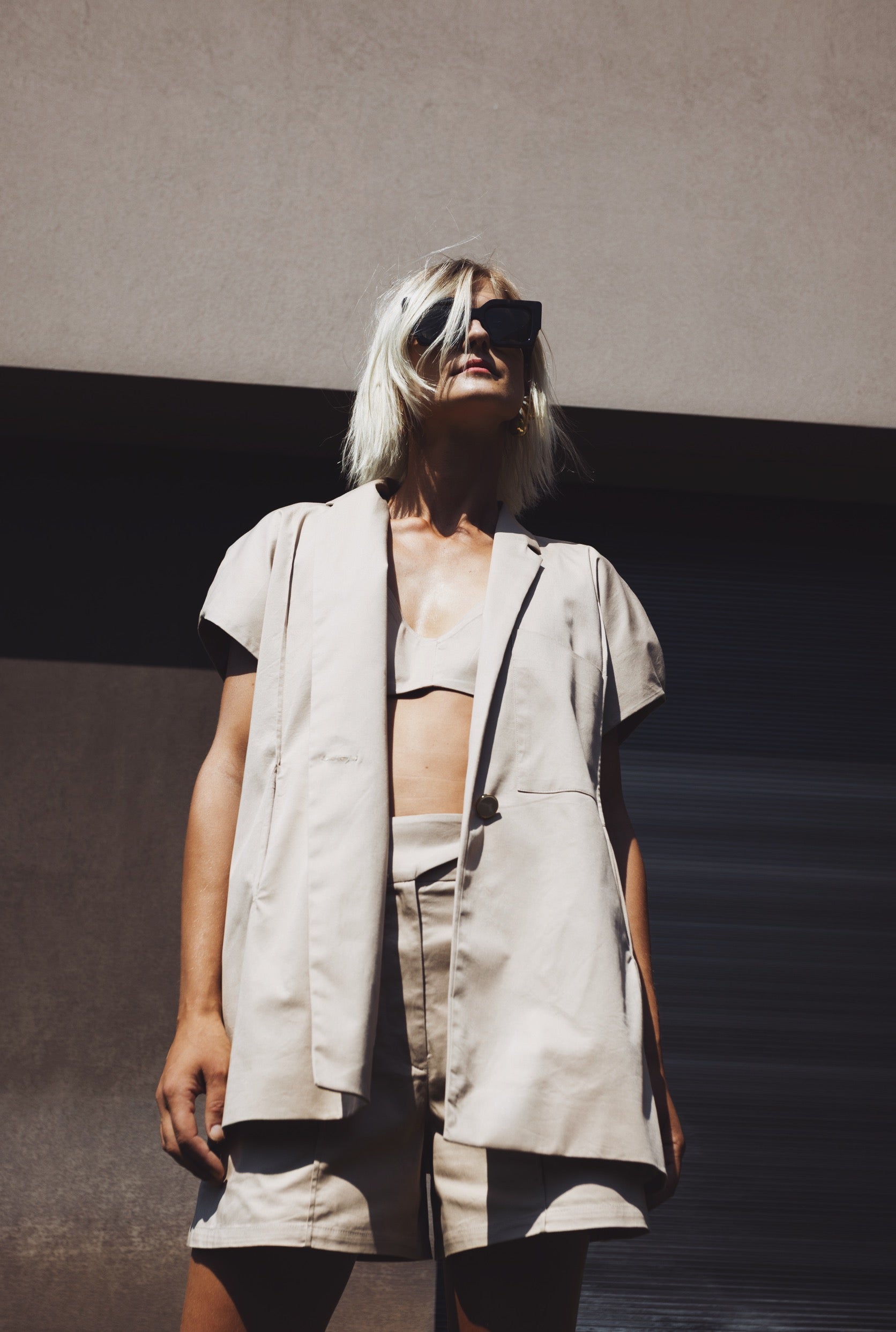 Oversized cotton Halo blazer with short voluminous sleeves worn open, front view