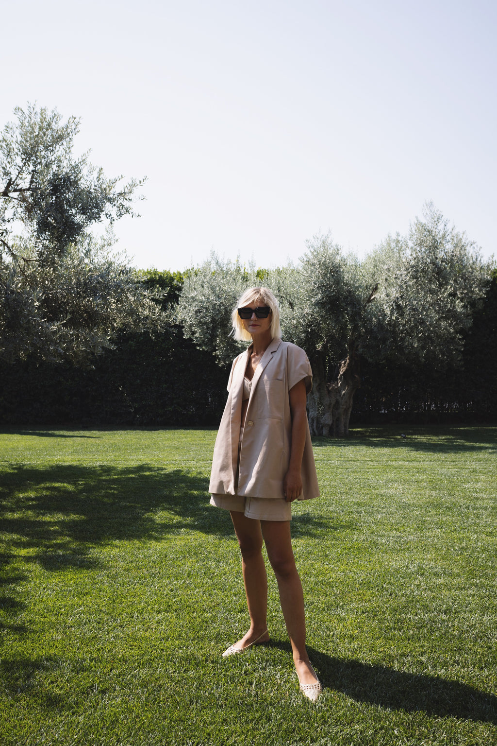 Oversized cotton Halo blazer with short voluminous sleeves, full body look outdoors