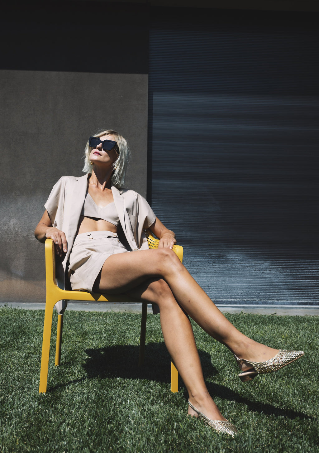 Oversized cotton Halo blazer with short voluminous sleeves, seated styling look outdoors