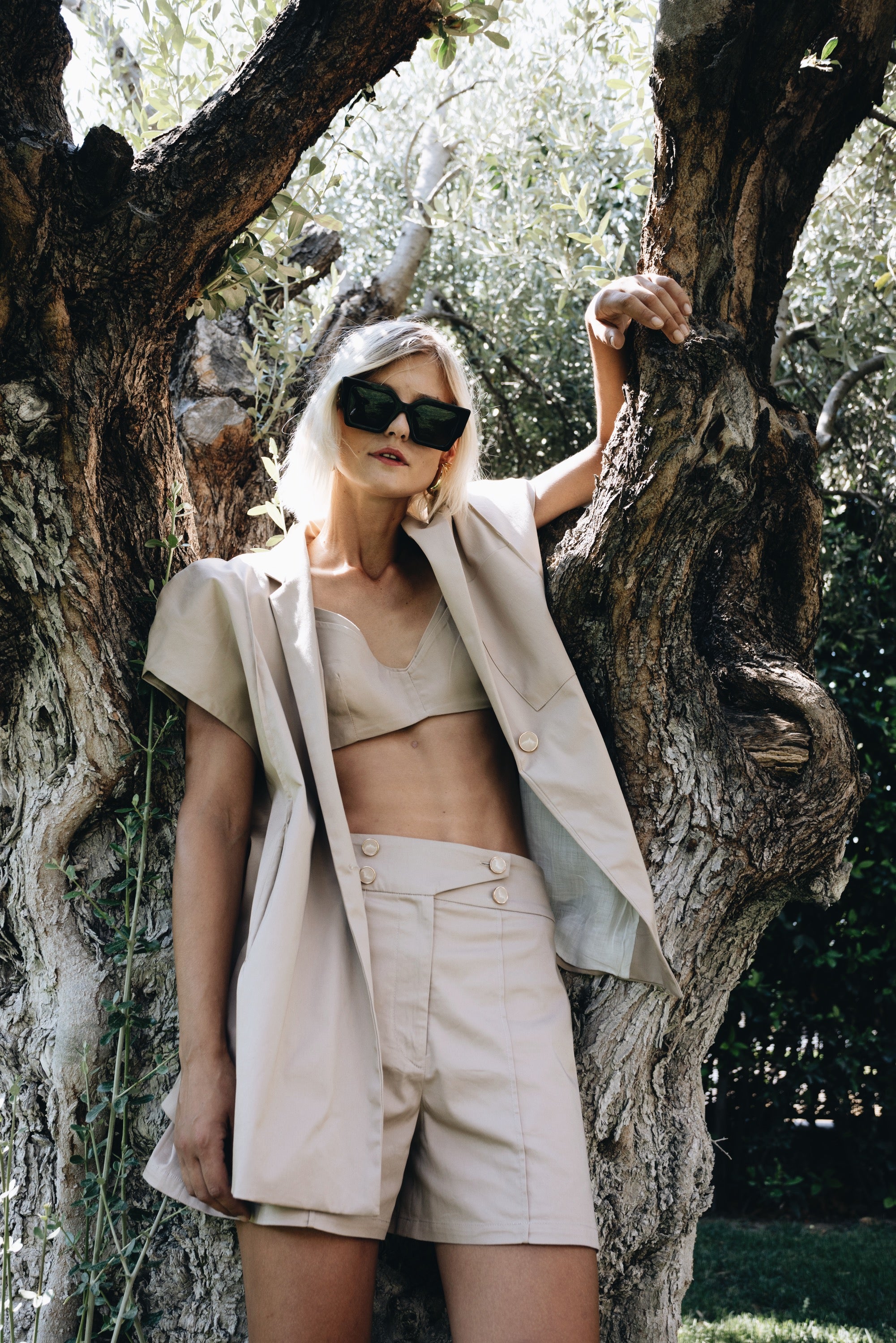 Beige tailored bermuda with structured fit styled with blazer under olive tree – Julia 