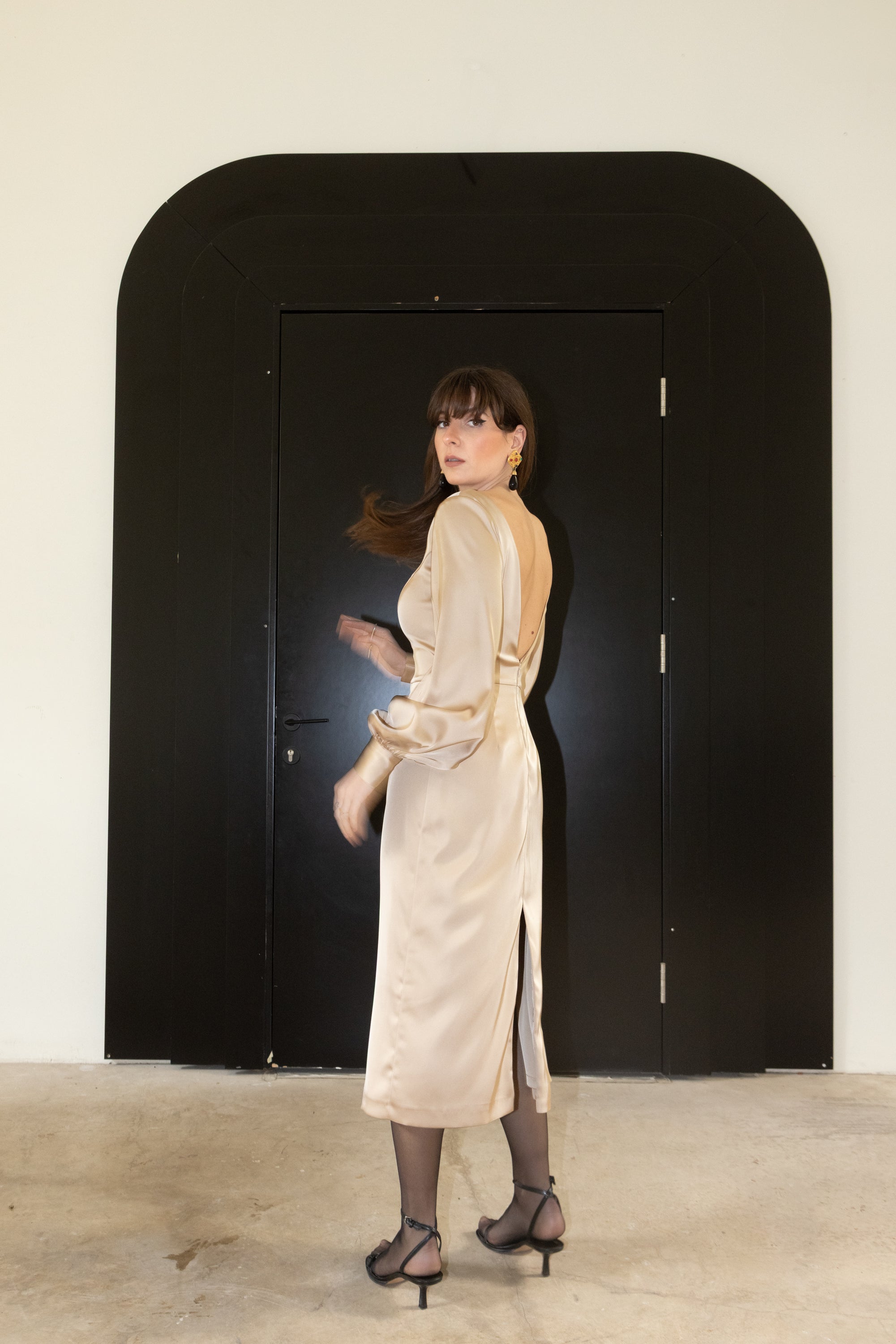 Open Flow dress stretch cotton midi dress, open V back, long bishop sleeves, back view, Julia Valas