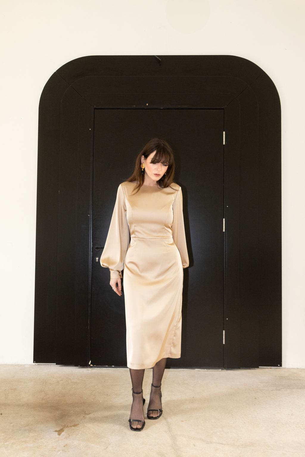 Open Flow dress stretch cotton midi dress, long bishop sleeves, fitted silhouette, full look front view, Julia Valas