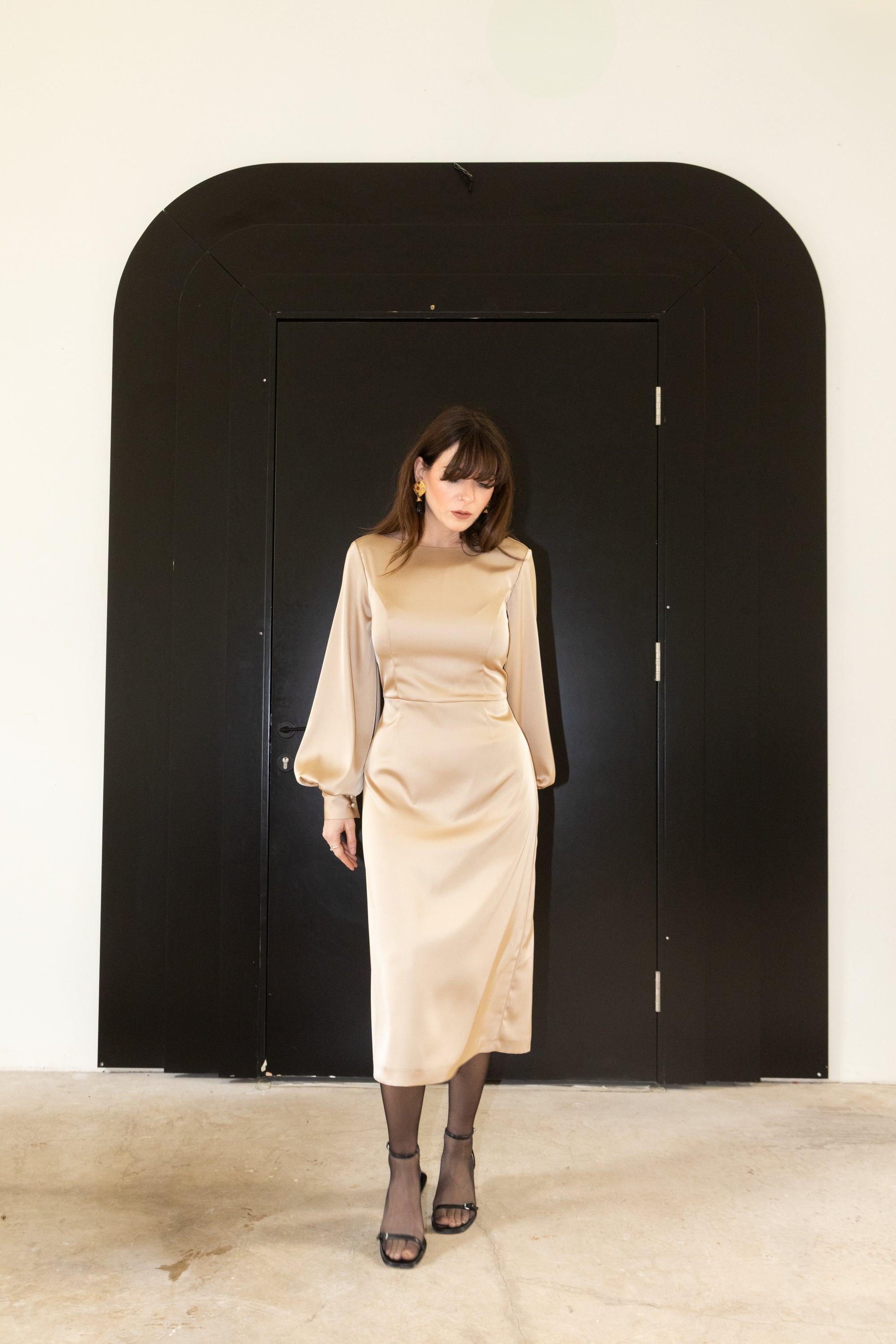 Open Flow dress stretch cotton midi dress, long bishop sleeves, fitted silhouette, full look front view, Julia Valas