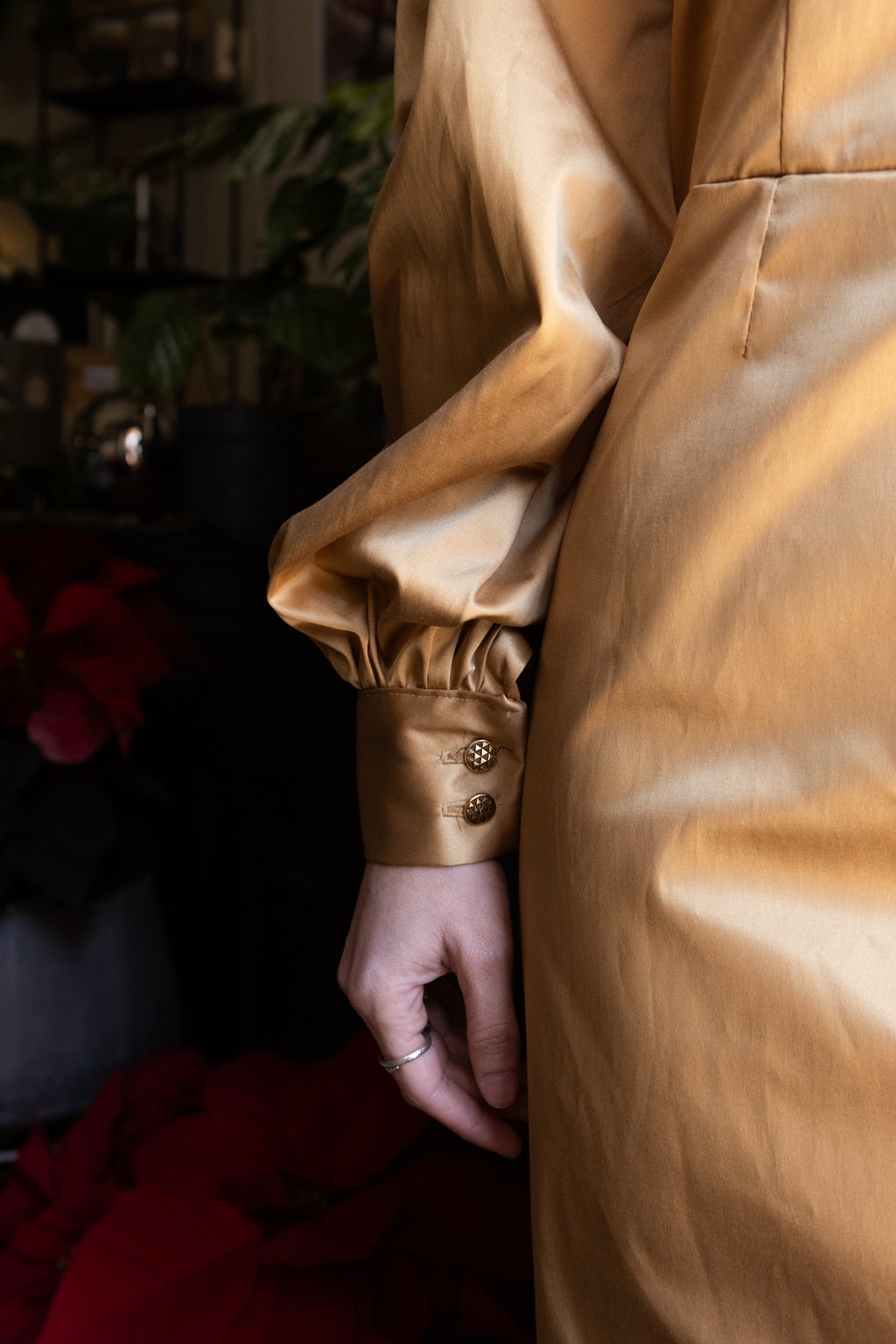 Open Flow dress stretch cotton fabric, bishop sleeve cuff detail with gold buttons, close-up, Julia Valas