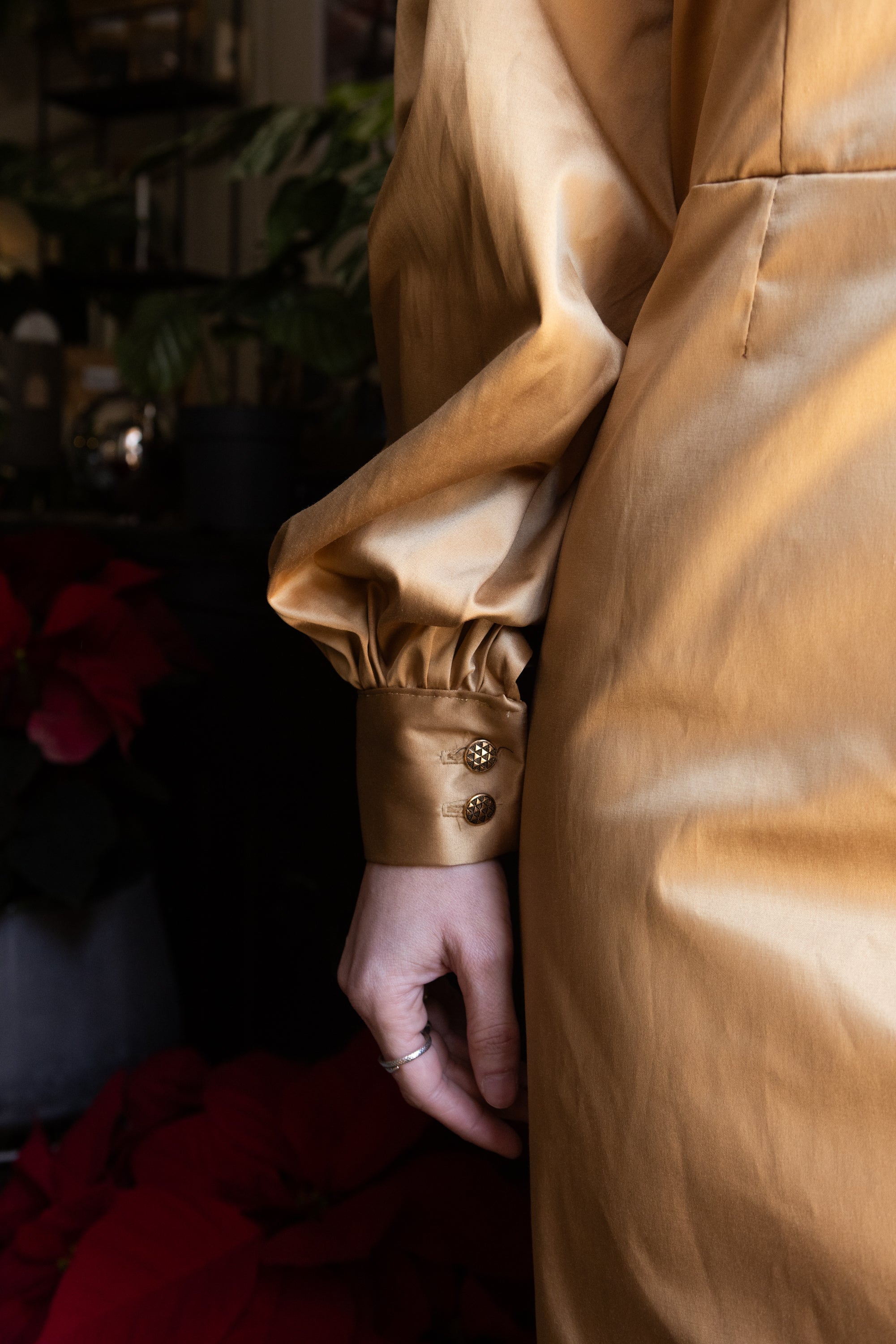 Open Flow dress stretch cotton fabric, bishop sleeve cuff detail with gold buttons, close-up, Julia Valas
