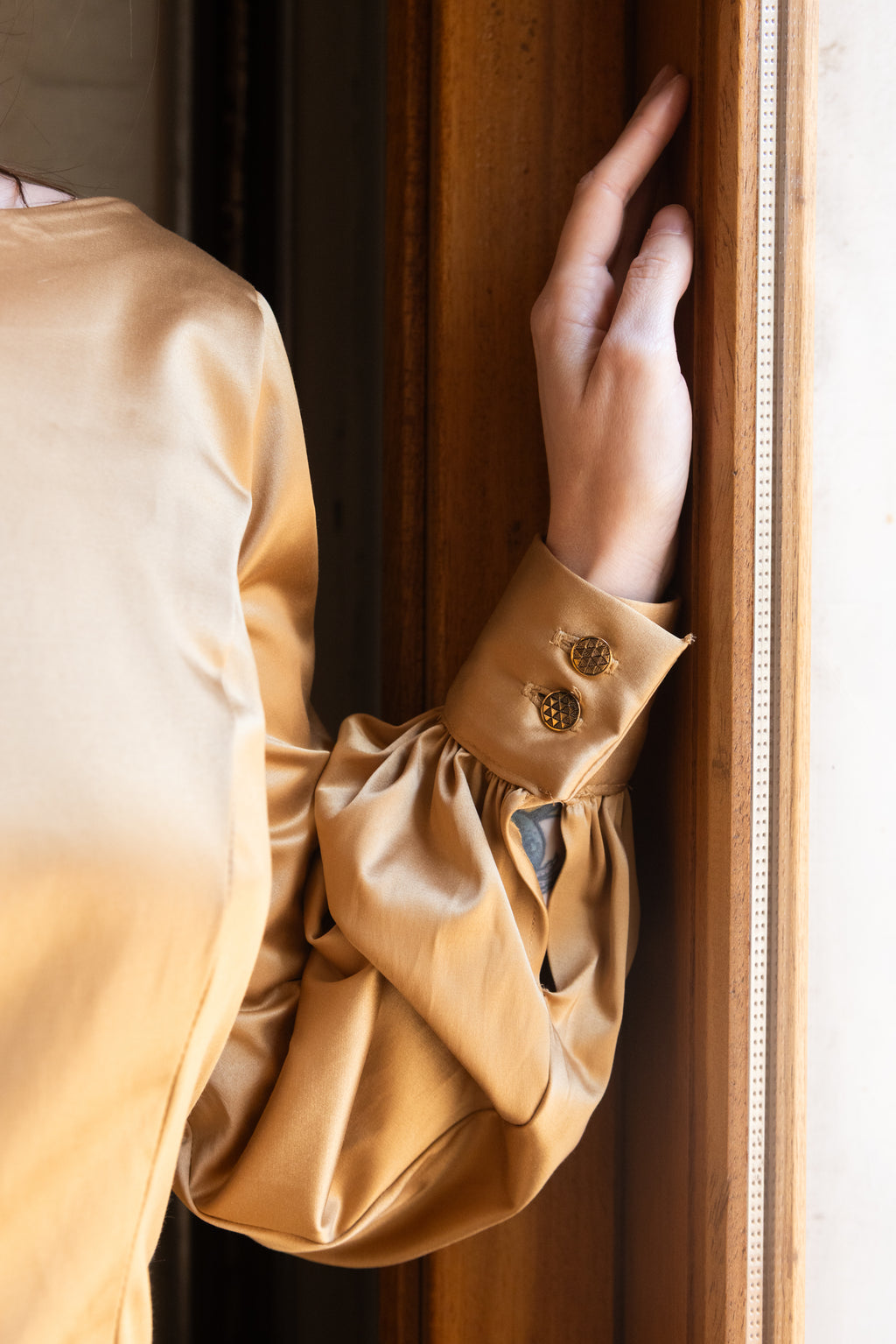 Open Flow dress stretch cotton fabric detail, bishop sleeve with cuff and gold buttons, close-up, Julia Valas