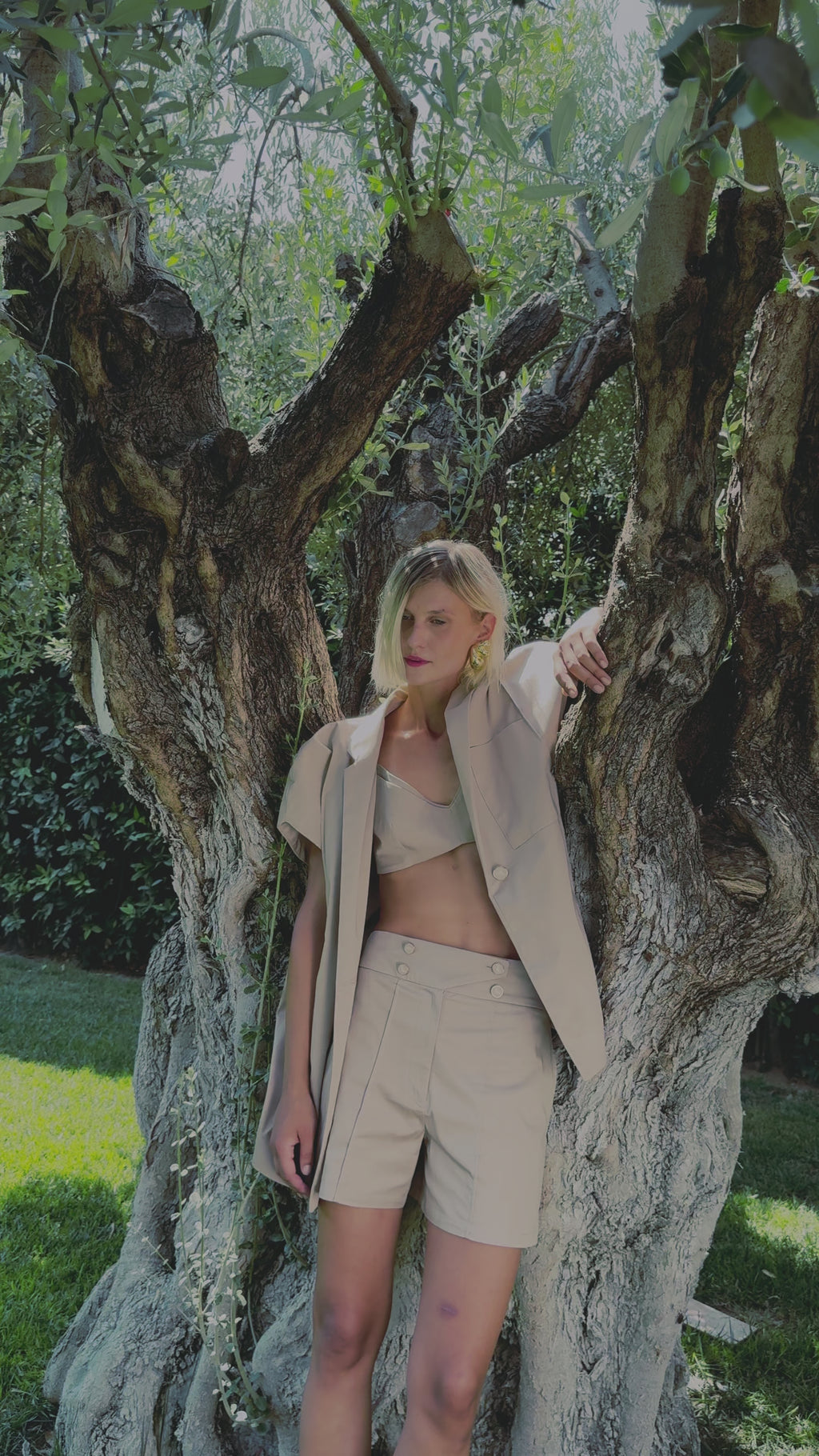 Julia Valas Halo set beige oversized blazer and tailored shorts relaxed summer look in natural light
