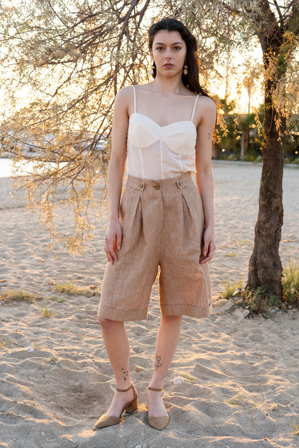 Sweetheart cotton silk bustier top and Smart Volume bermuda pants front view, structured crop top with thin straps paired with high-waisted pleated bermuda, tailored full body summer silhouette in natural linen fabric