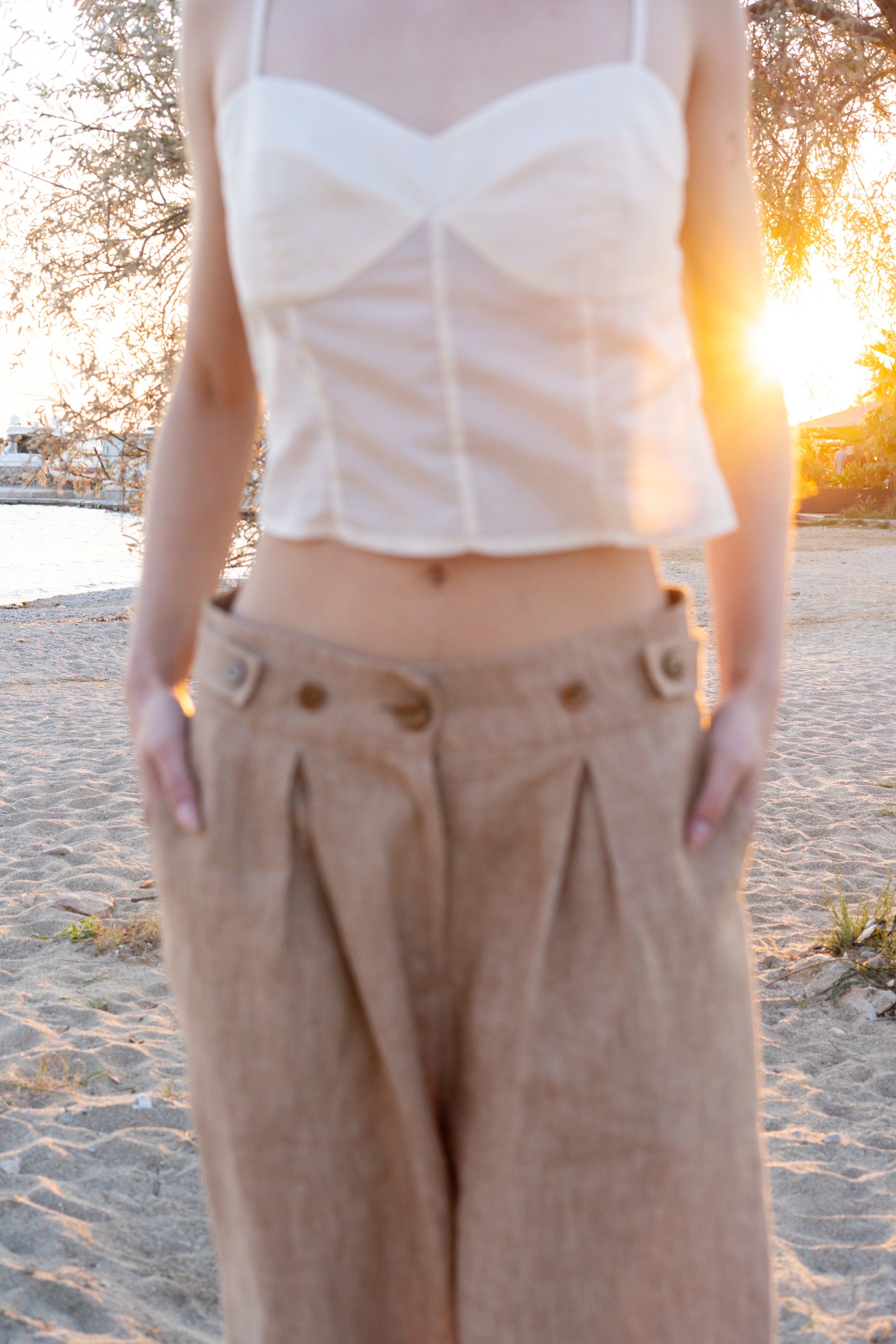 Sweetheart cotton silk bustier top and Smart Volume bermuda pants set, structured crop top with spaghetti straps paired with high-waisted pleated bermuda, tailored summer outfit in natural fabric